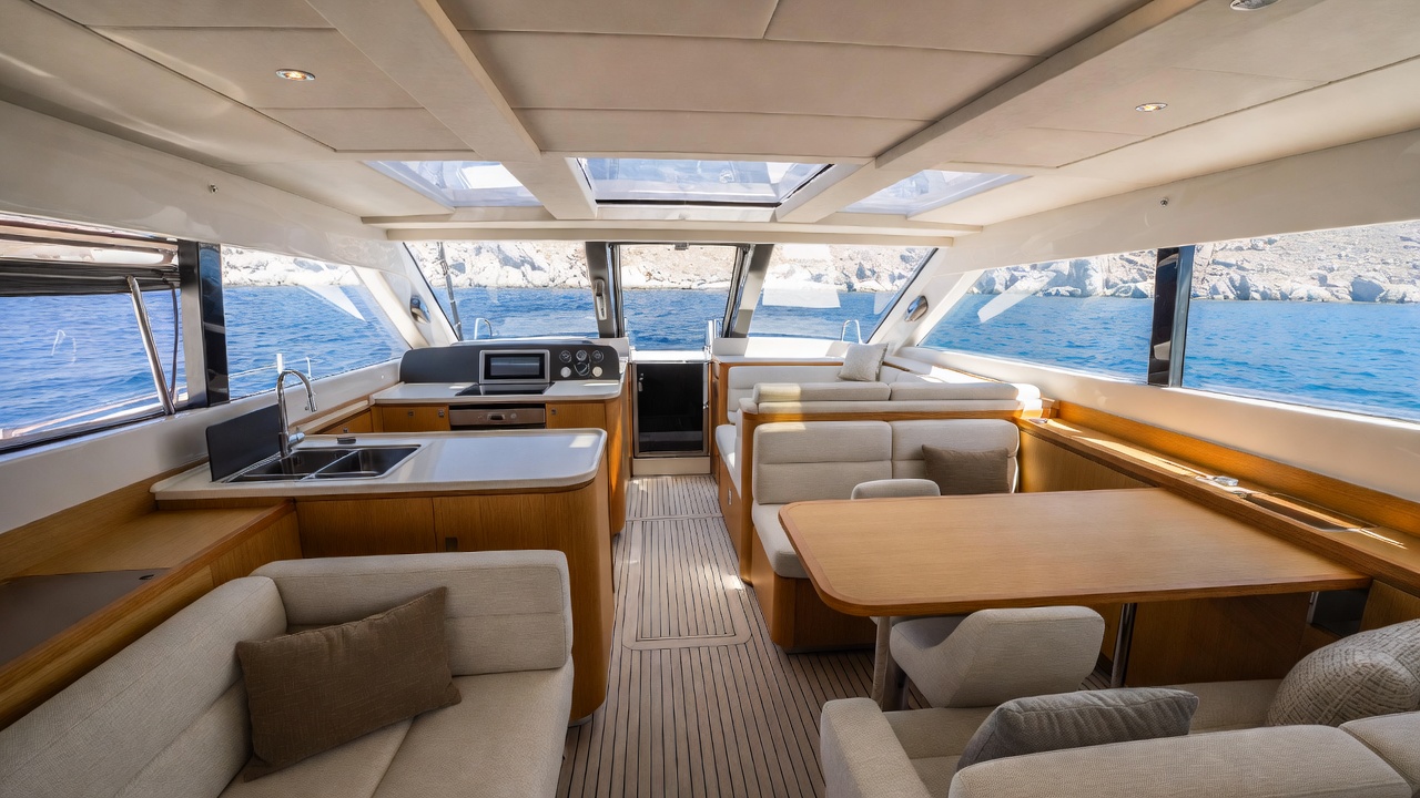 55' Fountaine interior
