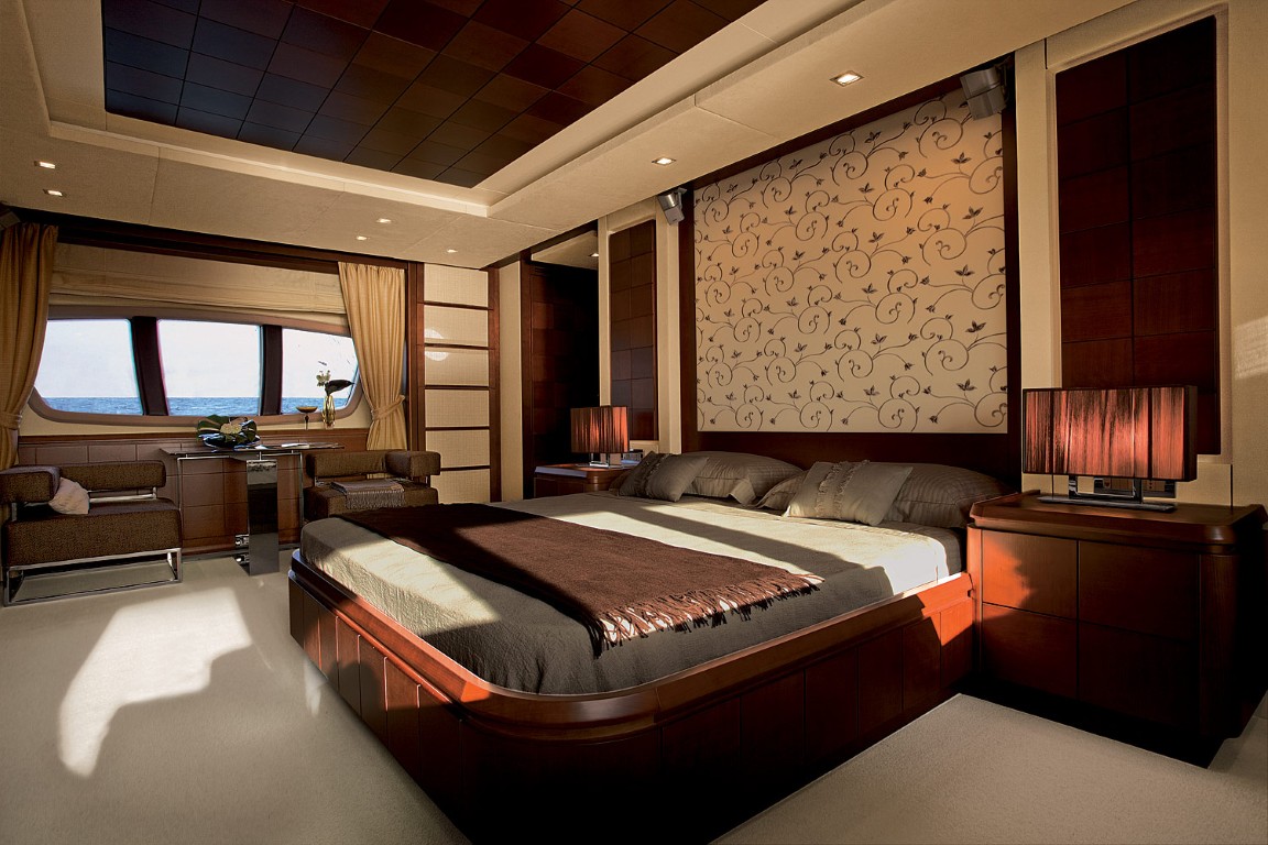 100' Leonardo interior