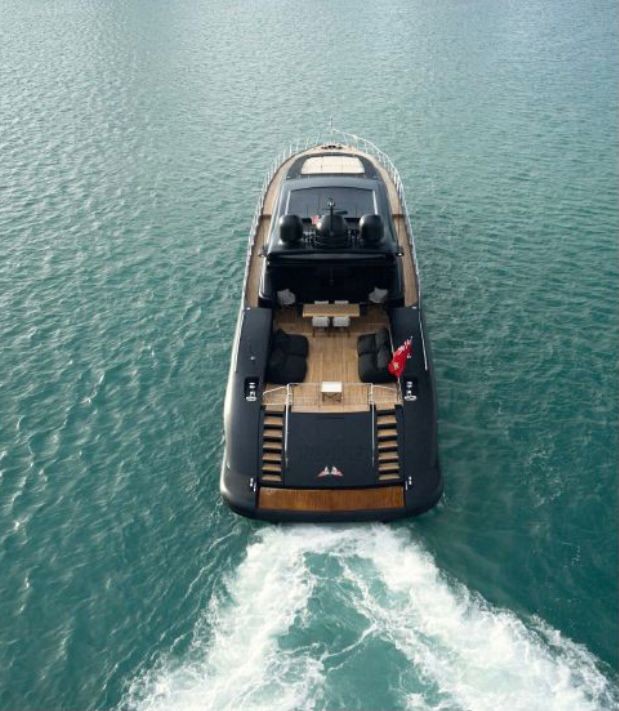 108' Mangusta deck