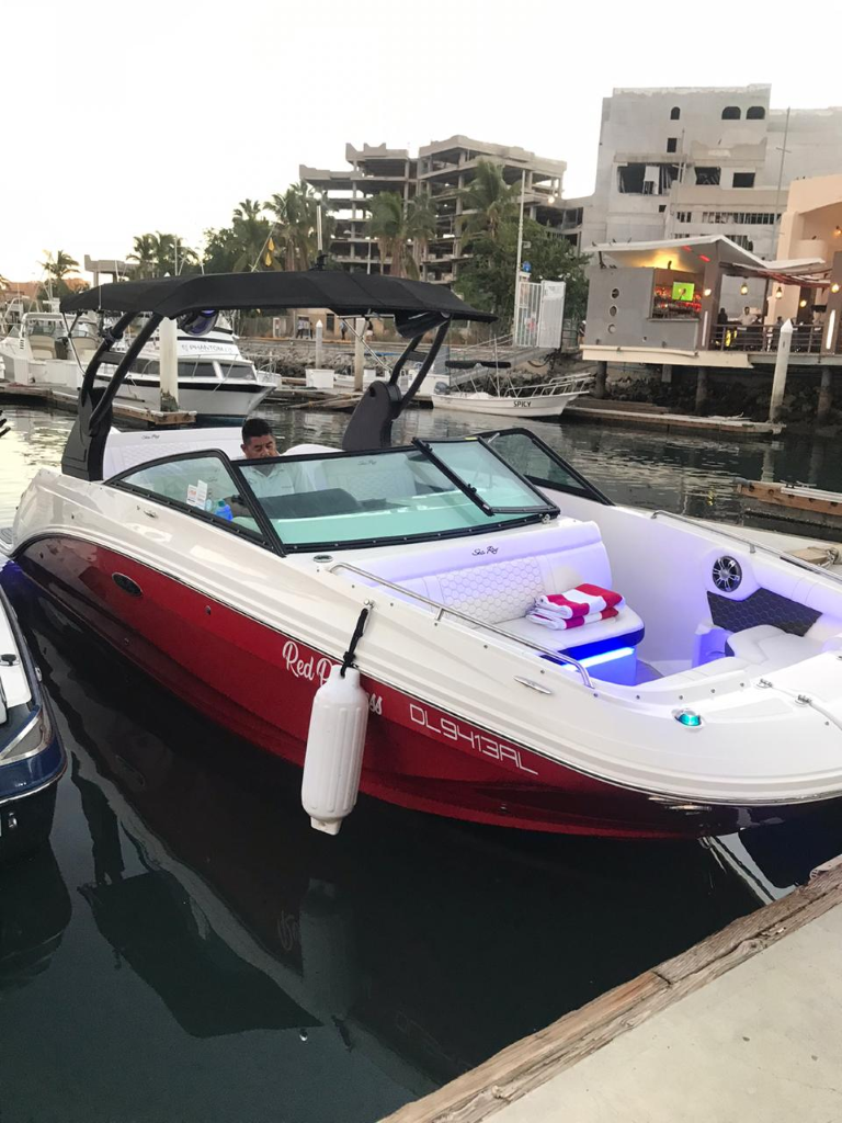 27' Sea Ray side view