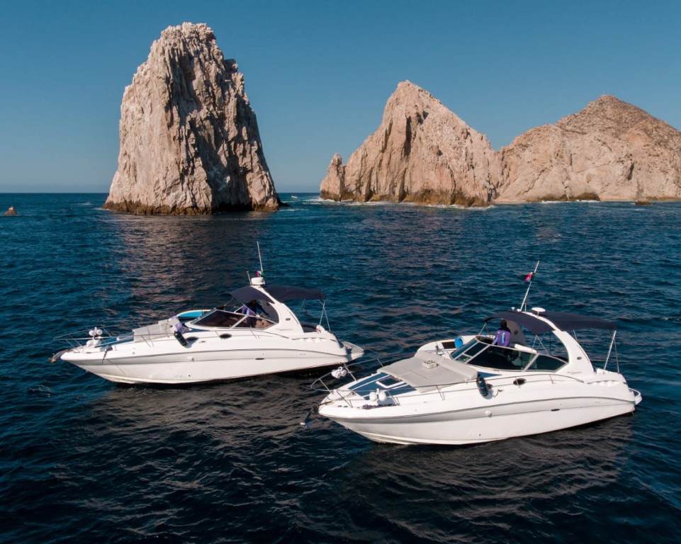 32' Sea Ray exterior