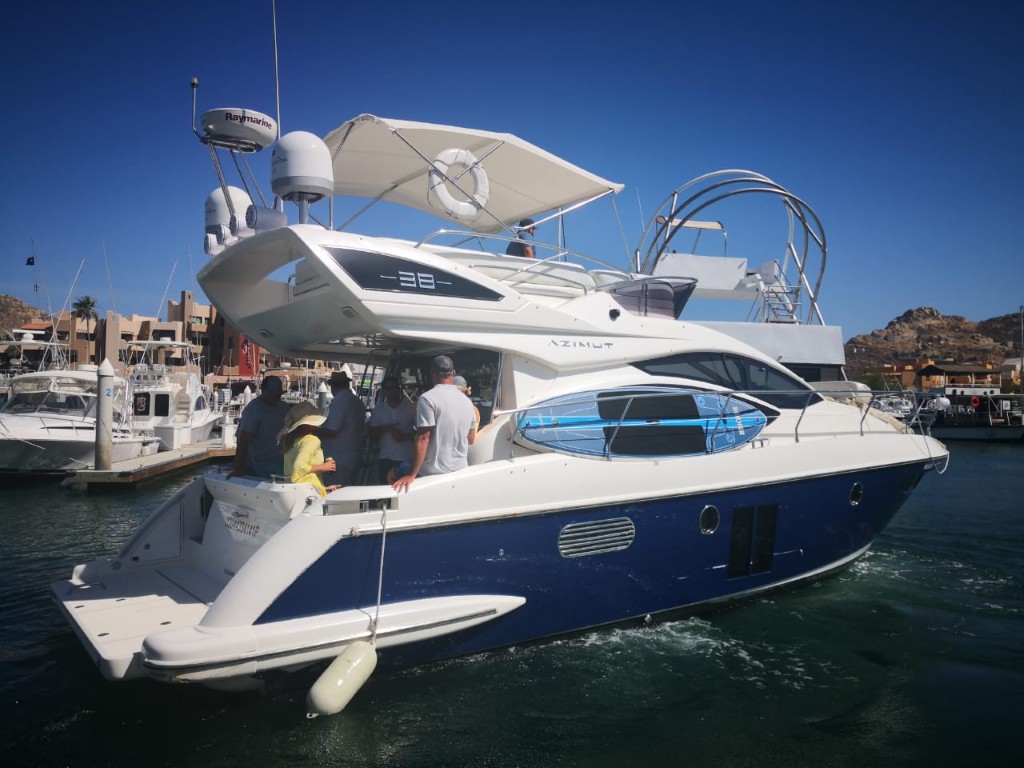 38ft Azimut cockpit