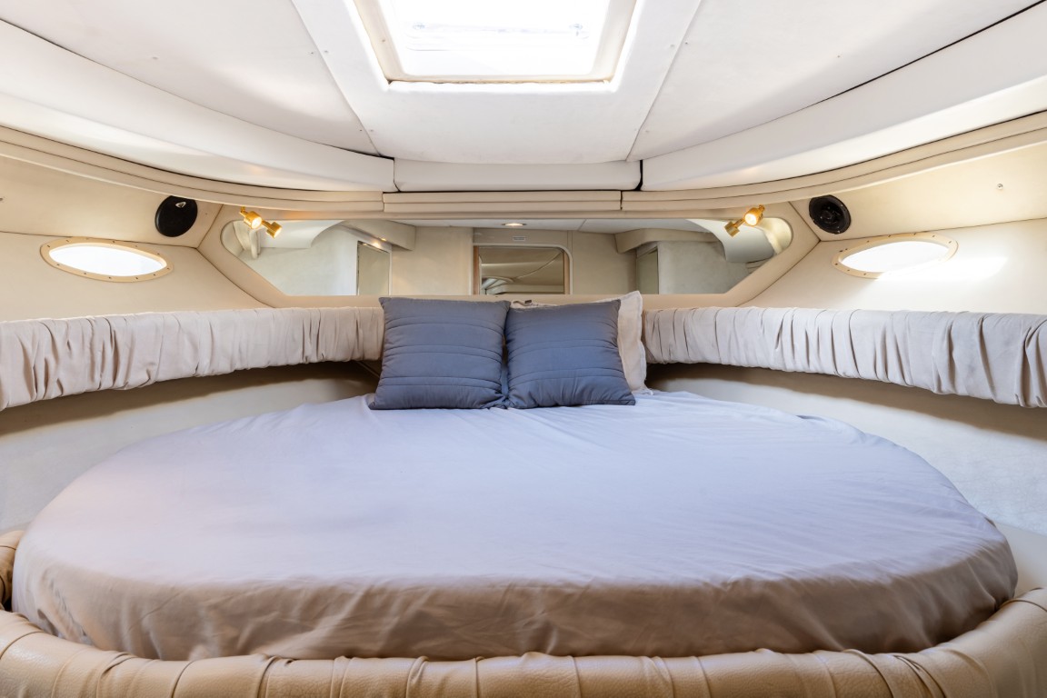 40' Sea Ray Yacht Victoria cruising