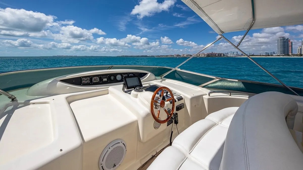 80ft Azimut exterior